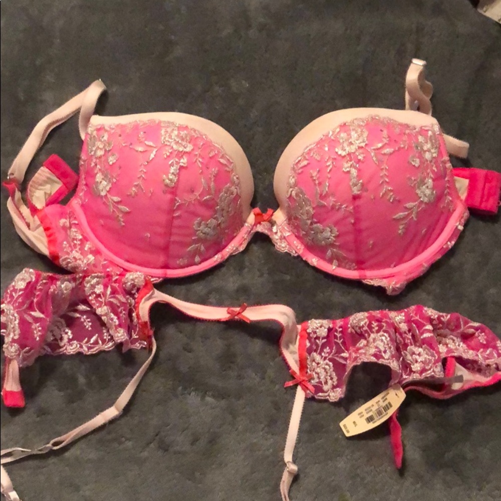 VS 36D bra and matching M/L Garter Belt